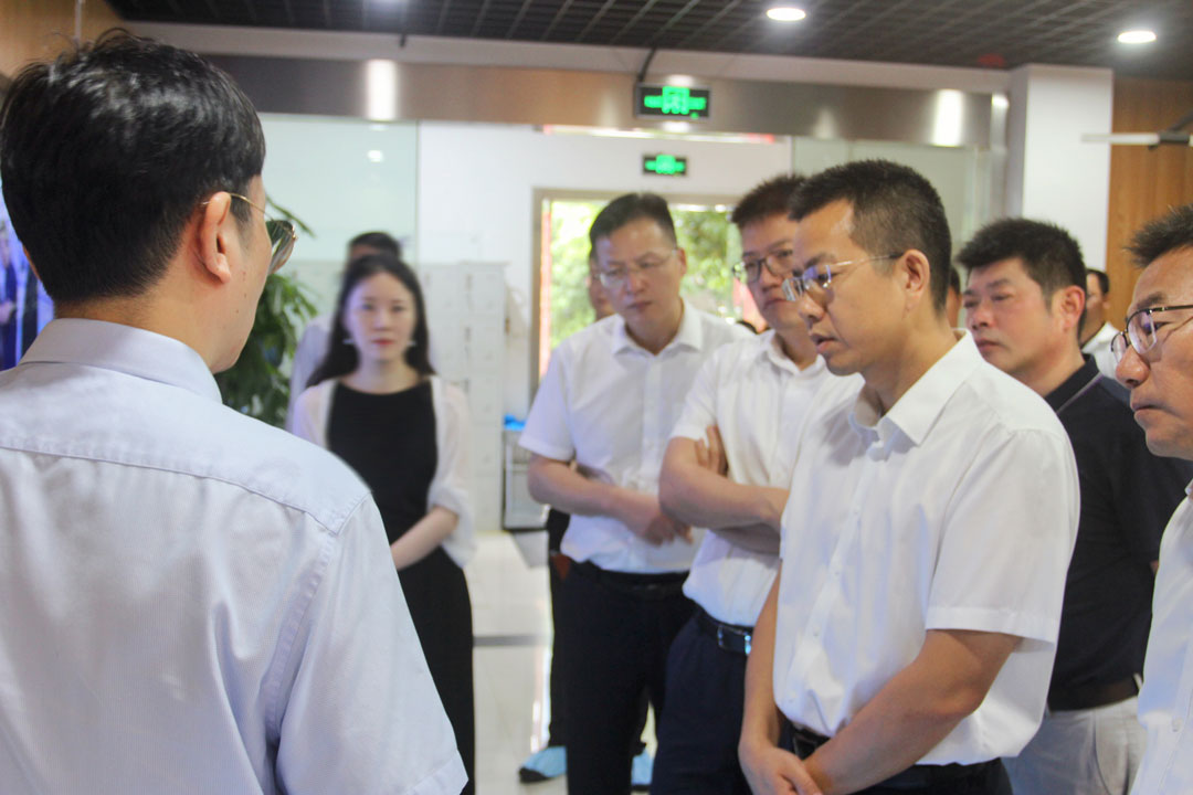 黄石市政府副市长郭宝、党组成员闫树率队赴煜炜光学开展投资考察调研